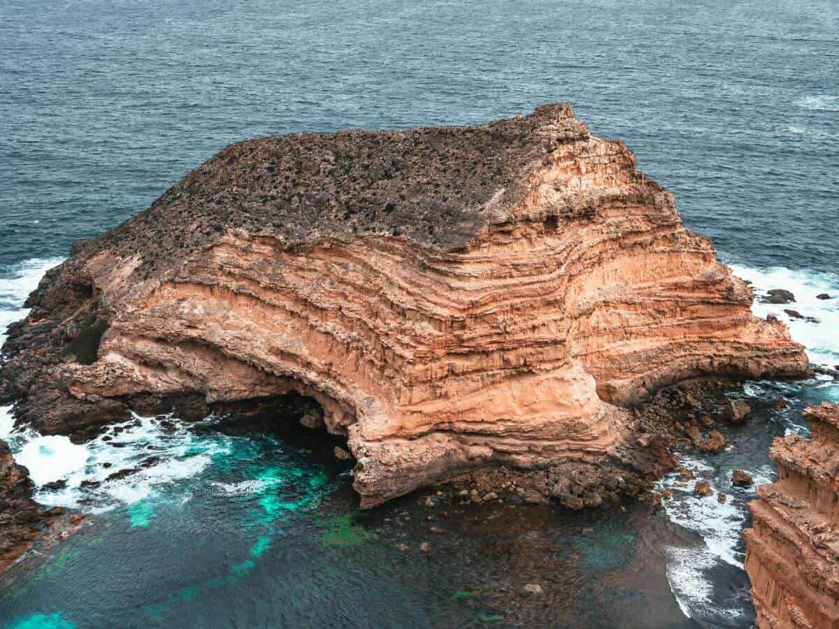 Cape Wiles - rock formations, seal colondy and ocean waves